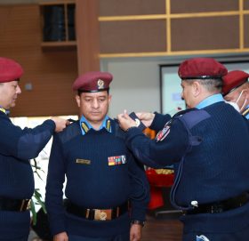 पदोन्नति भएका ९ जना वरिष्ठ प्रहरी अधिकृतहरुलाई प्रहरी महानिरीक्षक शैलेश थापा क्षेत्रीद्वरा चिन्ह् प्रदान् (फोटोसहित)