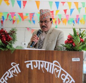 नगरप्रमुख बस्नेको पत्रकारमाथी आक्रोश : खान र लिन पाउने भए लाईन लागेर आउथे, नगरसभामा किन आउथे !