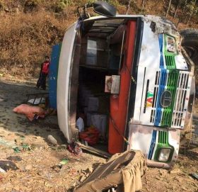 दाेलखाकाे जिरीबाट काठमाडौं जाँदै गरेको बस दुर्घटना ,१५ जना घाइते