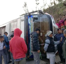 ५३ जना विद्यार्थी सवार बस मन्थलीमा दुर्घटना : १० घाइते
