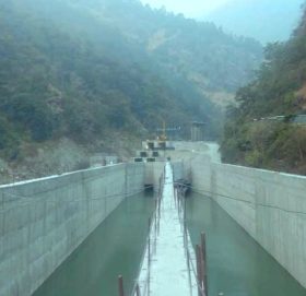 लिखु-४ जलविद्युत आयोजनामा पानी पठाएर परीक्षण सुरु : तटिए क्षेत्रका बासिन्दालाई सचेत् हुन आग्रह