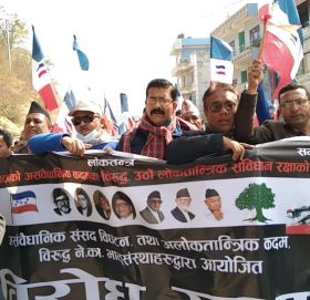 बृहत शक्ति प्रर्दशन सहित सुरु भयो मन्थलीमा तरुण दलको बिरोध सभा (फोटोफिचर)