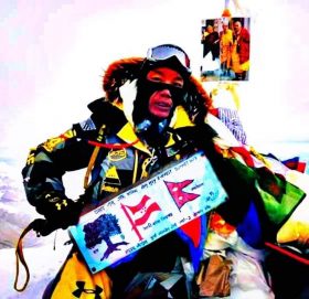 नेपाली काँग्रेस पार्टीको झण्डा सगरमाथाको शिखरमा