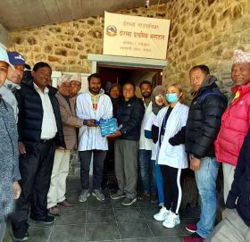 दोरम्बाका आठ वटै अस्पतालहरुलाई कांग्रेसद्वरा स्वास्थ्य सामाग्री