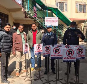 वडा अध्यक्ष नारायाण सुबेदीद्वारा ट्राफिक प्रहरीलाई नो पार्किंगको बोर्ड प्रदान