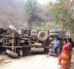 चनखुमा बिद्यालयको निर्माण सामाग्री बोकेको ट्रक दुर्घटना