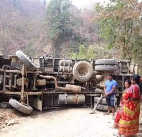 चनखुमा बिद्यालयको निर्माण सामाग्री बोकेको ट्रक दुर्घटना