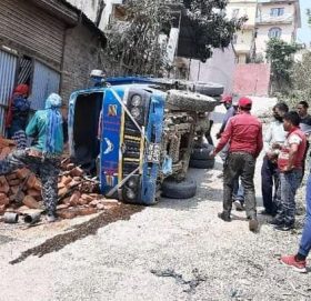 जोरपाटीमा ब्रेक फेल भएर सवारी सडकमै पल्टियो