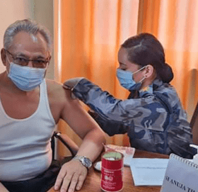 गृहमन्त्री थापाले कोरोना भाइरस विरुद्धको खोप लगाए