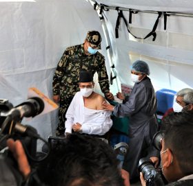 सभामुख सापकोटाले खोप लगाए