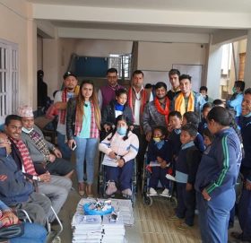 खगेन्द्र आधारभूत बिधालय नारायणटारमा शारीरिक अशक्त बिधार्थिहरुलाई शैशिक सामाग्री वितरण