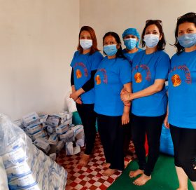 लकडाउनको बेला भटाभट माक्स बनाउँदै सयपत्री महिला समुह