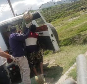 अक्सिजनको सिलिन्डर जम्मा गर्दै गोकर्नेश्वोर नगरपालिका वडा नं ३