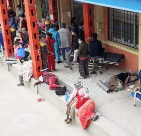 टिचिङ अस्पतालको बाहिर कोरोना बिरामी, अक्सिजनको साहरामा जीवन बचाउँदै