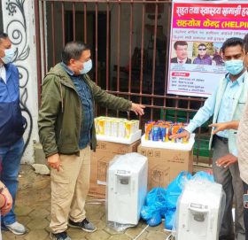 हेलपिङ सेन्टरले गोकर्णेश्वर आइसुलेशन सेन्टरलाई अक्सिजन र राहात सामग्री वितरण