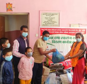 उद्यमशील महिला समूहले जानजाती कल्याण आश्रम र विपन्न वर्गलाई दियो राहात