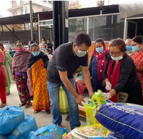 काँग्रेस नेता दिपक रिसालको पहलमा बिहानी एकल महिला समुहद्वारा राहात वितरण