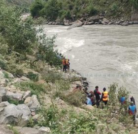 कर्णालीमा जीप खस्दा दम्पति बेपत्ता, ३ छोराछोरीको अवस्था गम्भीर