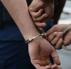 झापामा ‘प्रहरी हुँ’ भन्दै कुटपिट गरी रकम असुलेको आरोपमा दुईजना  पक्राउ