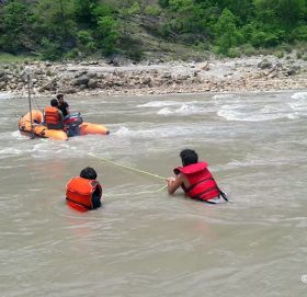 कर्णाली नदीमा डुंगा पल्टिँदा  ६ जना यात्रु बेपत्ता