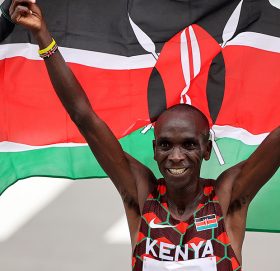 टोकियो म्याराथनमा केन्याली धावक एलिउड किपचोगे बिजेता