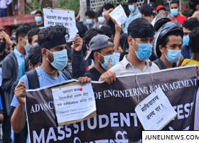 निजी इन्जिनियरिङ कलेजले चर्को शुल्क लिएकोमा विद्यार्थीहरुको बिरोध प्रदर्शन