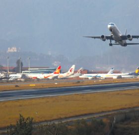 कोभिड १९ विरुद्धको एस्ट्राजेनेकाको तीन लाख डोज खोप भुटानबाट नेपाल आइपुग्यो