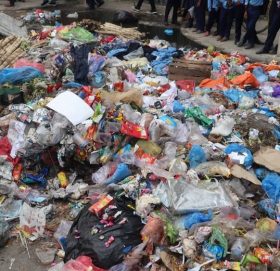 काठमान्डौमा जताततै दुर्गन्धित फोहोर, वर्षात् नरोकिएमाअझै केही दिन फोहोर नउठ्ने मेयरको भनाइ