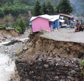 राहतमा सरकारको विभेदः कतै दुई लाख, कतै एक !