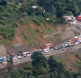 काठमाडौँ प्रवेश गर्ने मुख्य नाका नागढुंगा सडक बिहानैदेखि अवरूद्ध