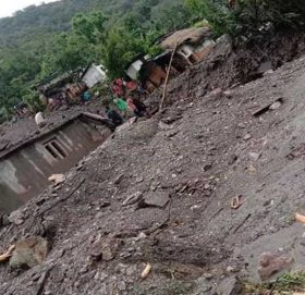 शनिबार रातिदेखि आएको बाढीले सिन्धुपाल्चोकमा  १७ घर टहरा बगायो, सवारीसाधन आवतजावत ठप्प