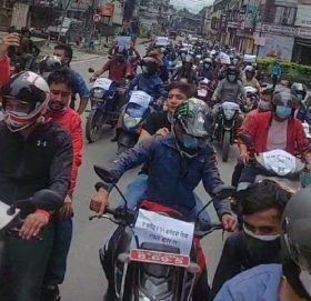 सेयर बजारका लगानीकर्ताहरु गभर्नरको राजीनामा माग्दै उत्रिए आन्दोलनमा