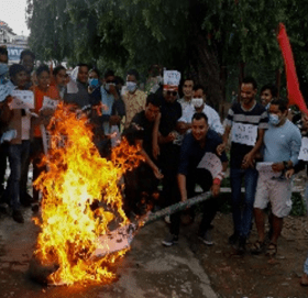 नेकपा (एस)निकट अनेरास्ववियूद्वारा गृहमन्त्रीको पुत्ला दहन