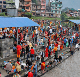 गोकर्णेश्वर मन्दिरमा बुवालाई सम्झिएर  श्राद्ध, तर्पण, दान गर्नेहरुको  भीड