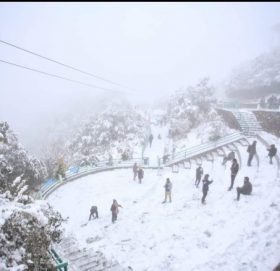 चन्द्रागिरीमा हिउँ खेल्नेको भीड, काठमाडौं उपत्यकामा निरन्तर वर्षा