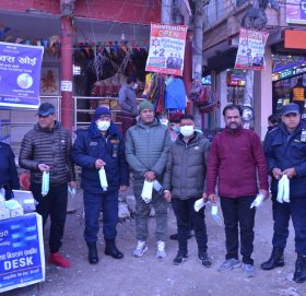 वडा नं ५ को सहयोगमा जोरपाटी प्रहरी बिटद्वारा मास्क वितरण अभियान