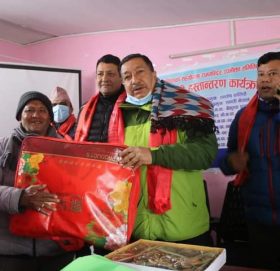 जेष्ठ नागरिकलाई सम्मान र ब्ल्यान्केट वितरण गर्यो गोकर्णेश्वर नगरपालिका वडा नं ९ ले