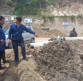 भारी वर्षाले फुटाएको जोरपाटीको ढल तत्काल बनाउँदै गोकर्णेश्वर नगरपालिका