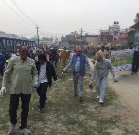 मेयर उपेन्द्र कार्की फोहोर सफा गर्न आफै मैदानमा उत्रिय