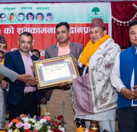 पार्टीलाई अतुलनीय योगदान गरेका कांग्रेस नेता ठकुरी सम्मानित