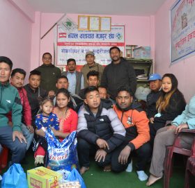 नेपाल यातायात मजदुर संघद्वारा स्वर्गीय सुमन तामाङको परिवारलाई आर्थिक सहयोग