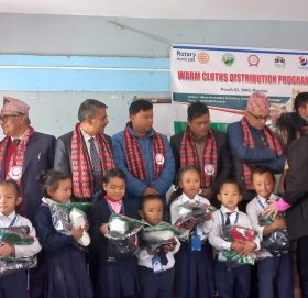 रोटरी क्लब अफ रुद्रमतीले अरुणाेदय स्कुलका बिधार्थिहरुलाई न्यानो कपडा प्रदान गर्यो