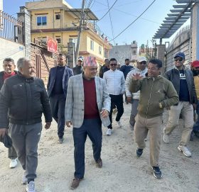 नयाँ ठेक्काको तयारीमा रहेका सडकको फिल्ड भिजिट गर्दै मेयर उपेन्द्र कार्की