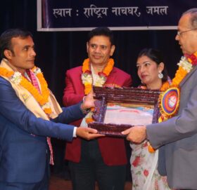 संचारकर्मी धमला जोखिम पत्रकारिता अवार्डबाट सम्मानित