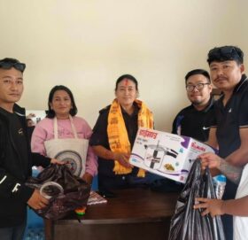 दक्षिणढोका उत्थान युवा क्लबले प्रहरी चौकीलाई सहयोग गरेको छ