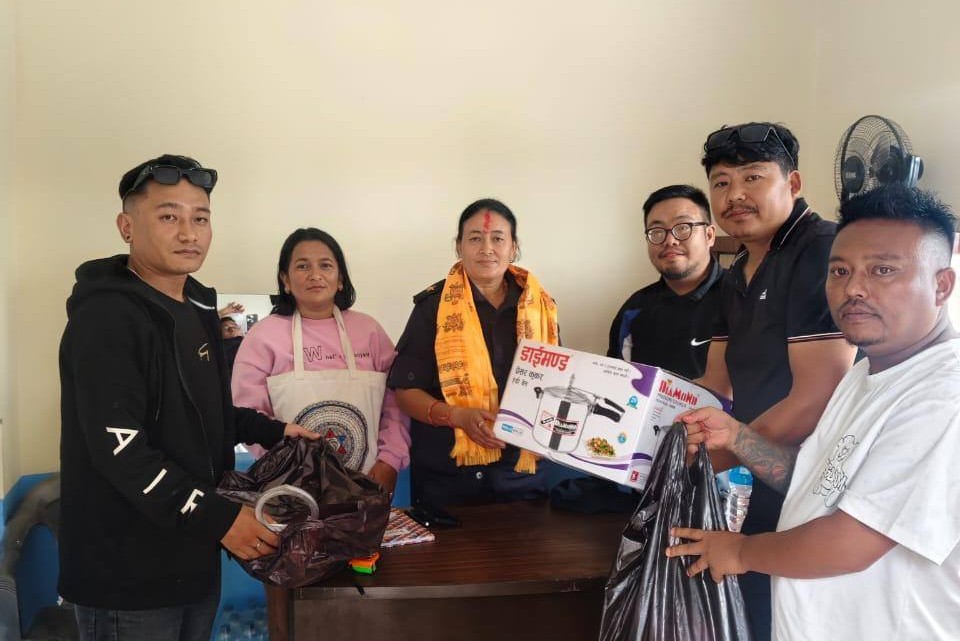 दक्षिणढोका उत्थान युवा क्लबले प्रहरी चौकीलाई सहयोग गरेको छ